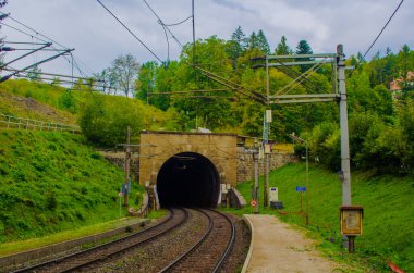 Avusturya 'daki semmeringbahn unesco dünya mirası demiryolu tünelinin ayrıntıları.