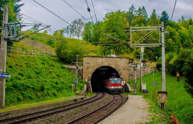 Tren Avusturya 'daki semmeringbahn unesco dünya mirası demiryolu tünelinden ayrılıyor.