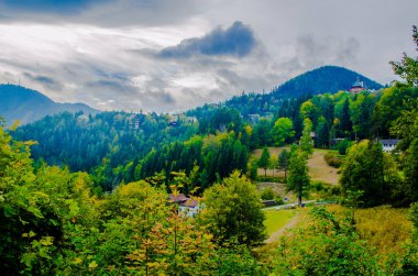 Krauselklause, Polleroswand 'ın önündeki demiryolunu çevreleyen dağ manzarasıyla donatır. Arka planda karlı Rax dağ sırası var. Breitenstein am Semmering, Aşağı Avusturya, Avusturya