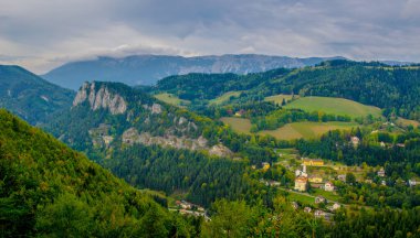 Krauselklause, Polleroswand 'ın önündeki demiryolunu çevreleyen dağ manzarasıyla donatır. Arka planda karlı Rax dağ sırası var. Breitenstein am Semmering, Aşağı Avusturya, Avusturya