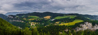 Krauselklause, Polleroswand 'ın önündeki demiryolunu çevreleyen dağ manzarasıyla donatır. Arka planda karlı Rax dağ sırası var. Breitenstein am Semmering, Aşağı Avusturya, Avusturya