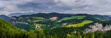 Krauselklause, Polleroswand 'ın önündeki demiryolunu çevreleyen dağ manzarasıyla donatır. Arka planda karlı Rax dağ sırası var. Breitenstein am Semmering, Aşağı Avusturya, Avusturya