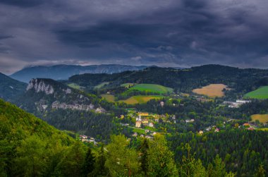 Krauselklause, Polleroswand 'ın önündeki demiryolunu çevreleyen dağ manzarasıyla donatır. Arka planda karlı Rax dağ sırası var. Breitenstein am Semmering, Aşağı Avusturya, Avusturya