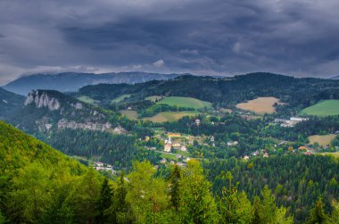 Krauselklause, Polleroswand 'ın önündeki demiryolunu çevreleyen dağ manzarasıyla donatır. Arka planda karlı Rax dağ sırası var. Breitenstein am Semmering, Aşağı Avusturya, Avusturya