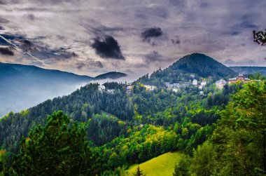 Krauselklause, Polleroswand 'ın önündeki demiryolunu çevreleyen dağ manzarasıyla donatır. Arka planda karlı Rax dağ sırası var. Breitenstein am Semmering, Aşağı Avusturya, Avusturya