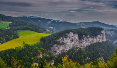 Krauselklause, Polleroswand 'ın önündeki demiryolunu çevreleyen dağ manzarasıyla donatır. Arka planda karlı Rax dağ sırası var. Breitenstein am Semmering, Aşağı Avusturya, Avusturya