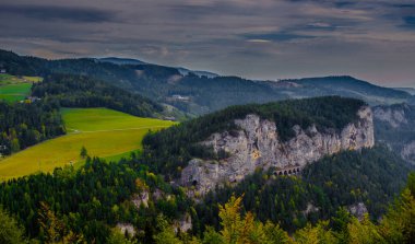 Krauselklause, Polleroswand 'ın önündeki demiryolunu çevreleyen dağ manzarasıyla donatır. Arka planda karlı Rax dağ sırası var. Breitenstein am Semmering, Aşağı Avusturya, Avusturya