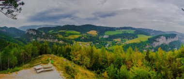 Krauselklause, Polleroswand 'ın önündeki demiryolunu çevreleyen dağ manzarasıyla donatır. Arka planda karlı Rax dağ sırası var. Breitenstein am Semmering, Aşağı Avusturya, Avusturya
