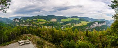 Krauselklause, Polleroswand 'ın önündeki demiryolunu çevreleyen dağ manzarasıyla donatır. Arka planda karlı Rax dağ sırası var. Breitenstein am Semmering, Aşağı Avusturya, Avusturya