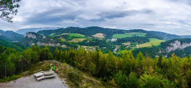 Krauselklause, Polleroswand 'ın önündeki demiryolunu çevreleyen dağ manzarasıyla donatır. Arka planda karlı Rax dağ sırası var. Breitenstein am Semmering, Aşağı Avusturya, Avusturya