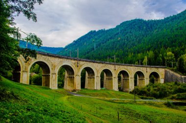 Avusturya 'daki semmering bahn unesco dünya mirası demiryolunun bir viyadük detayı
