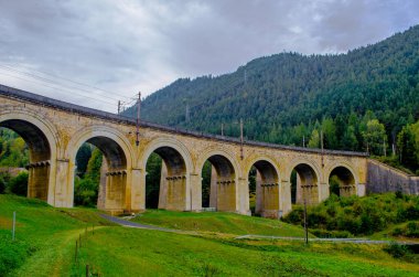 Avusturya 'daki semmering bahn unesco dünya mirası demiryolunun bir viyadük detayı