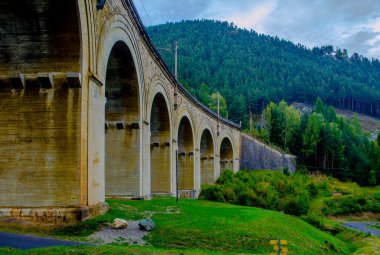Avusturya 'daki semmering bahn unesco dünya mirası demiryolunun bir viyadük detayı