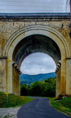 Avusturya 'daki semmering bahn unesco dünya mirası demiryolunun bir viyadük detayı