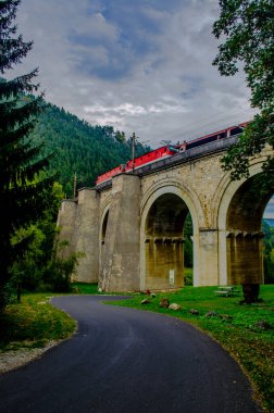Avusturya 'daki semmering bahn unesco dünya mirası demiryolunun bir viyadük detayı