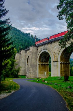 Avusturya 'daki semmering bahn unesco dünya mirası demiryolunun bir viyadük detayı