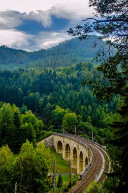 Avusturya 'daki semmering bahn unesco dünya mirası demiryolunun bir viyadük detayı