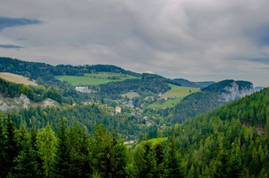 Etrafı dağlarla çevrili demiryolu.