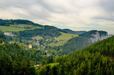 Etrafı dağlarla çevrili demiryolu.