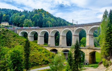 Avusturya 'daki semmering bahn unesco dünya mirası demiryolunun bir viyadük detayı