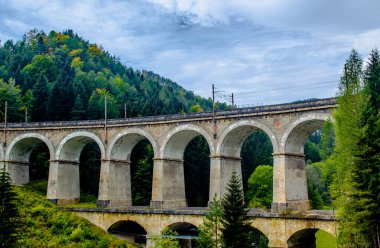 Avusturya 'daki semmering bahn unesco dünya mirası demiryolunun bir viyadük detayı