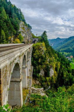 Avusturya 'daki semmering bahn unesco dünya mirası demiryolunun bir viyadük detayı