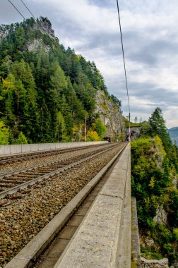 Unesco dünya mirasının bir parçası olan Avusturya 'daki semmeringbahn demiryolunun demiryolu köprüsünün manzarası