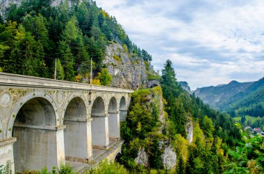 Avusturya 'daki semmering bahn unesco dünya mirası demiryolunun bir viyadük detayı