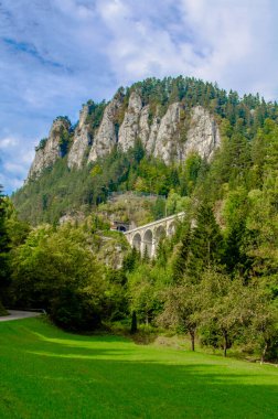 Etrafı dağlarla çevrili demiryolu.