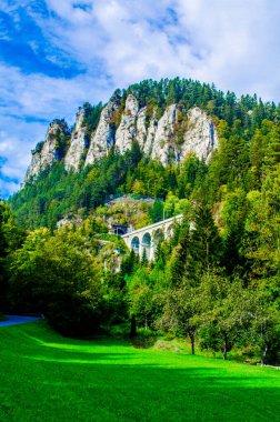 Etrafı dağlarla çevrili demiryolu.