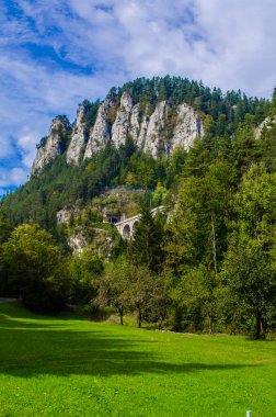 Etrafı dağlarla çevrili demiryolu.