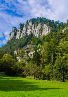 Etrafı dağlarla çevrili demiryolu.