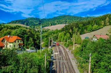 Breitenstein 'a bir tren geliyor. Austria' daki ünlü semmeringbahn tren istasyonunun bir parçası olan Unesco Dünya Mirası 'nın bir parçası.
