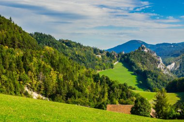 Arkaplanda klamm şatosu olan semmeringbahn demiryolu boyunca uzanan Avusturyalı dağların manzarası.