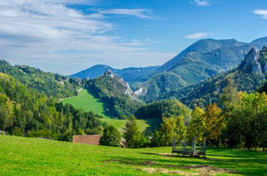 Arkaplanda klamm şatosu olan semmeringbahn demiryolu boyunca uzanan Avusturyalı dağların manzarası.