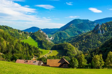 Arkaplanda klamm şatosu olan semmeringbahn demiryolu boyunca uzanan Avusturyalı dağların manzarası.