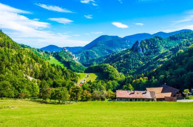 Arkaplanda klamm şatosu olan semmeringbahn demiryolu boyunca uzanan Avusturyalı dağların manzarası.