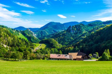Arkaplanda klamm şatosu olan semmeringbahn demiryolu boyunca uzanan Avusturyalı dağların manzarası.
