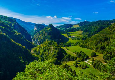 Avusturya 'daki Semmering demiryolunu çevreleyen dağ manzarası