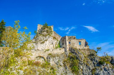 Avusturya 'daki Klaus köyünde bir şato manzarası