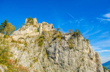 Avusturya 'daki Klaus köyünde bir şato manzarası