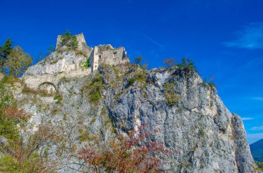 Avusturya 'daki Klaus köyünde bir şato manzarası