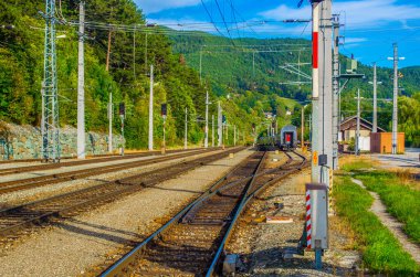 Avusturya 'nın kırsal kesimlerinden geçen semmering bahn demiryolu