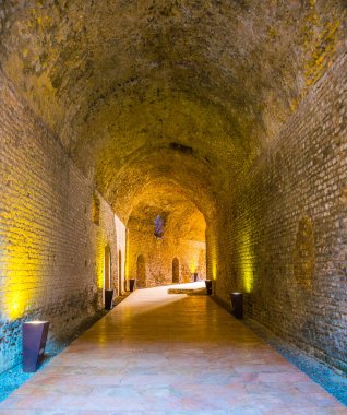 İspanyol şehri Tarragona 'da sirko romanosunun içinde yer alan dar bir koridor manzarası.