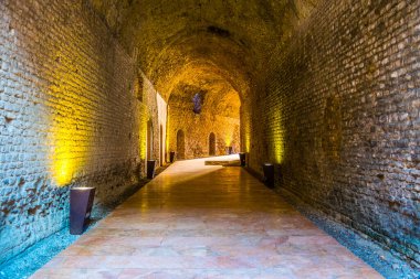 İspanyol şehri Tarragona 'da sirko romanosunun içinde yer alan dar bir koridor manzarası.