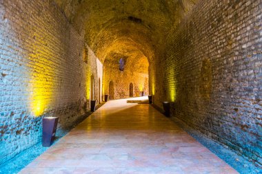 İspanyol şehri Tarragona 'da sirko romanosunun içinde yer alan dar bir koridor manzarası.