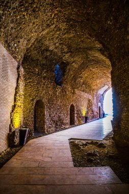 İspanyol şehri Tarragona 'da sirko romanosunun içinde yer alan dar bir koridor manzarası.