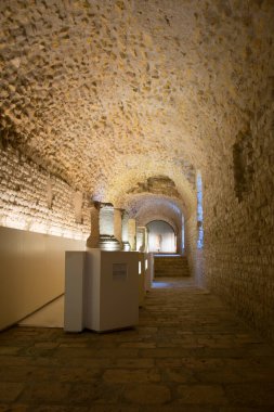 İspanyol şehri Tarragona 'da sirko romanosunun içinde yer alan dar bir koridor manzarası.