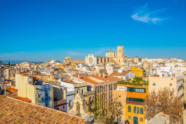 Tarragona 'nın havadan görünüşü. Arka planda Aziz Mary katedrali var.