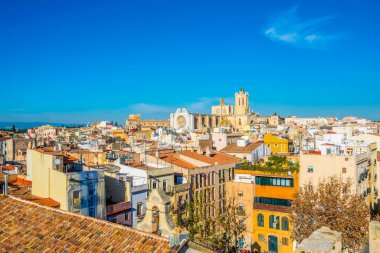 Tarragona 'nın havadan görünüşü. Arka planda Aziz Mary katedrali var.